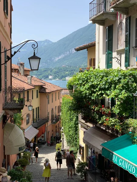 stock image Tourists on the Salita Serbelloni street . It is the most photographed street in Bellagio and Trattoria San Giacomo-is  the most famous trattoria in Bellagio.  Discovering Como lake every tourist comes to see this street and make selfie. 