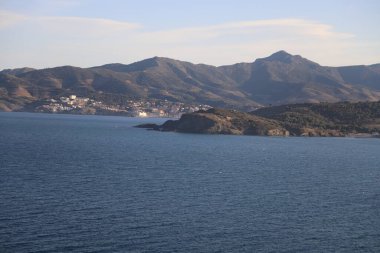Deniz ve dağ manzaralı muhteşem bir köy manzarası (paisaje de mar y montaa con vistas β taculares de un pueblo)