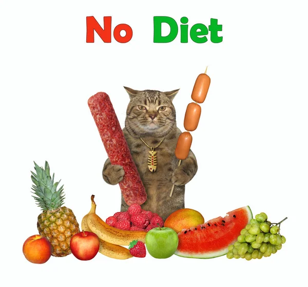 Een Beige Kat Met Worstjes Buurt Van Een Hoop Fruit — Stockfoto