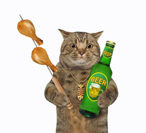 Бежевий Кіт Тримає Пляшку Пива Смажені Курячі Ноги Шампурі Білий — стокове фото
