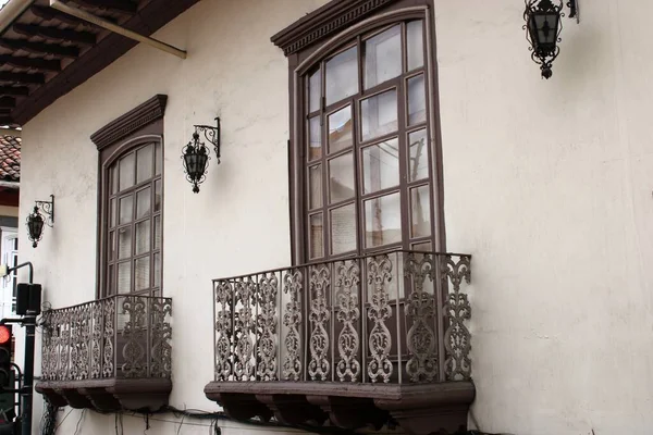 Cuenca 'nın merkezinde mimarisi olan güzel bir sokak manzarası.