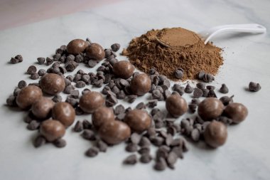 Kakao ve diğer çikolatalar masaya yayılmış.