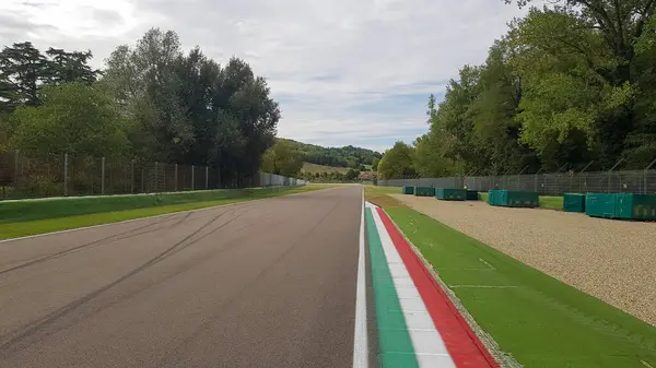 Siyah beyaz bir kadeh şarap.