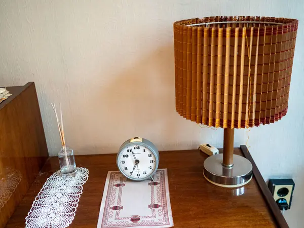 Masadaki antika bir retro saatin dikey görüntüsü