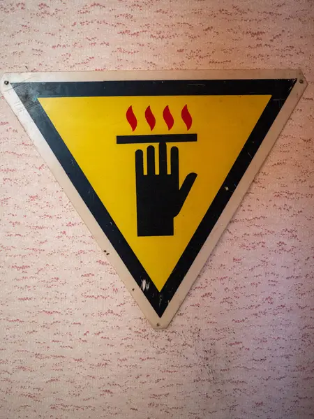 Bir fabrikanın tavanında uyarı işareti