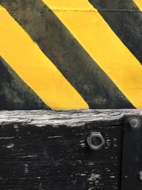 sarı ve mavi ahşap arka planda siyah ve sarı boyalı.