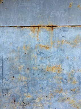 Eski paslı, çizikli metal dokusu.