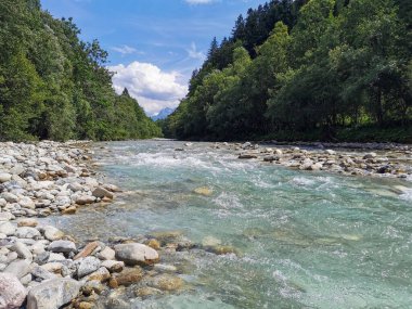 Dağlardaki nehrin güzel manzarası.