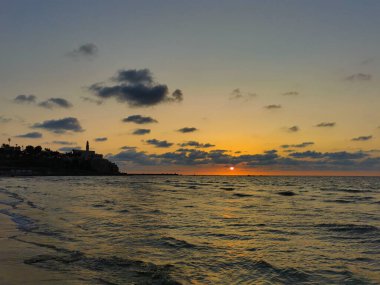 Denizin üzerinde güzel bir gün batımı. doğa arkaplanı