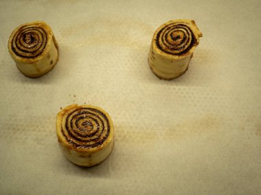 Ev yapımı fındıklı ve tarçınlı çikolata..