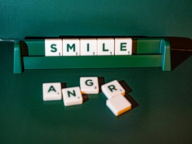 Kelime stresi, gri masadaki tahta bloklardan oluşur..