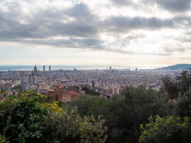 Barselona, İspanya - 23 Nisan, 2017: Montserrat Tepesi ve Barselona 'daki Montjuic Tepesi' nin panoramik manzarası