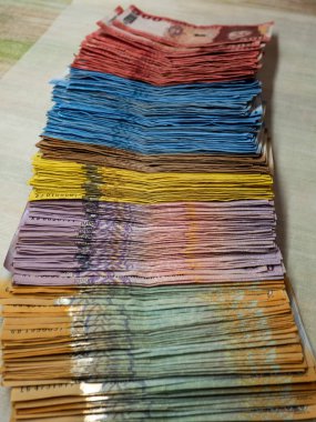 Brezilya 'nın bir ülkesinde masanın üzerinde renkli Brezilya banknotları