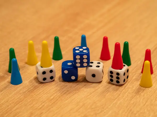 farklı renkte zarlar