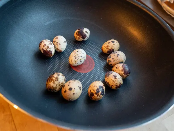 bir tavada bıldırcın yumurtası