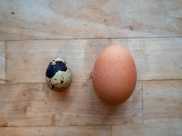Tahta masada tek yumurtalı bıldırcın yumurtaları.