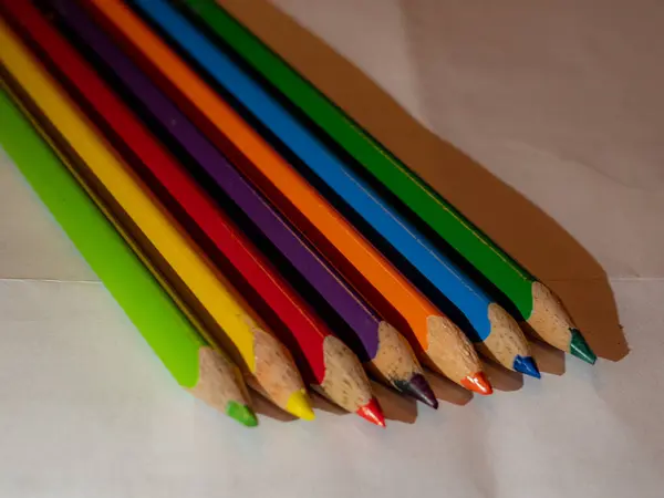 Renkli kalemler üzerinde bir satırda bir tablo