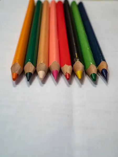 Renkli kalemler ve bir defter.