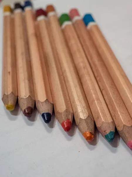 Beyaz üzerine renkli kalemler