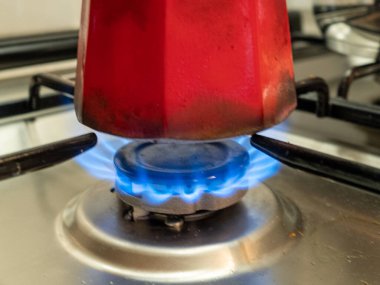 Mutfakta yanan gaz sobası..