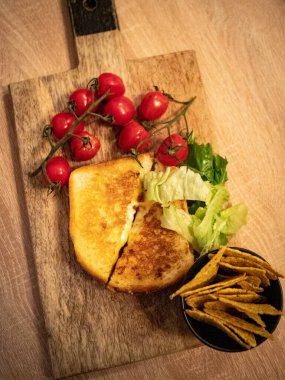 Peynirli taze sandviç.