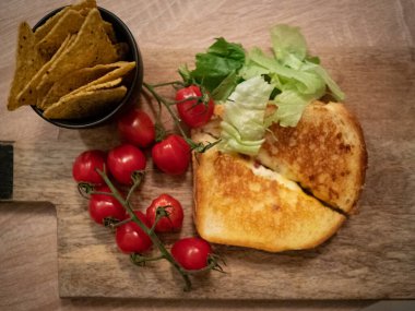 Peynirli sandviç, domates ve marul..