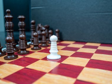 Satranç tahtasındaki satranç taşları