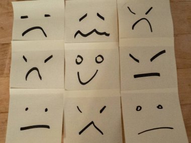 Tahtada beyaz çıkartmalı üzgün surat.