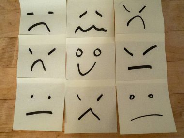 Masadaki üzgün surat. hüzünlü duygular.