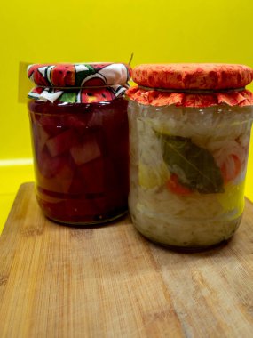 lahana turşusu, sebze turşusu, tahta arka planda bir kasede konserve. yüksek kaliteli fotoğraf