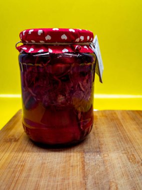 Tahta masada kavanozda kırmızı lahana turşusu.