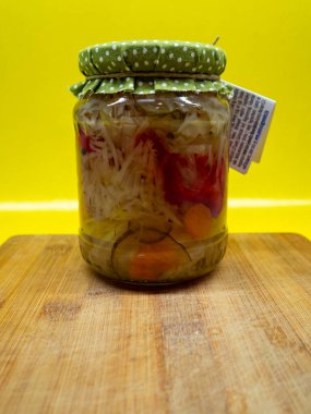 Salatalık turşusu, salatalık turşusu, cam kasede salatalık turşusu..