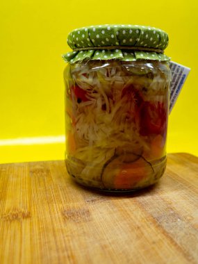 Bir cam kavanoz konserve salatalık