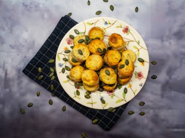 Lezzetli ev yapımı kek ve yeşil fasulye tabağı.