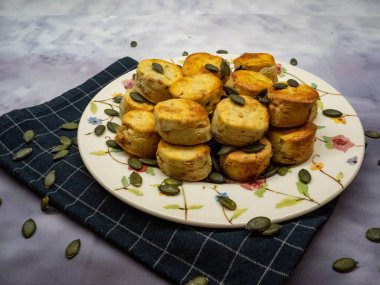 Ev yapımı fındıklı ve otlu kurabiyeler..