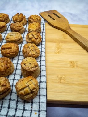 Pişirme tepsisinde taze ev yapımı kurabiyeler.