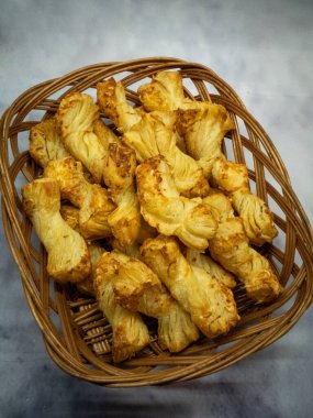 Beyaz tabakta pişmiş hamur işi. Lezzetli yemek.