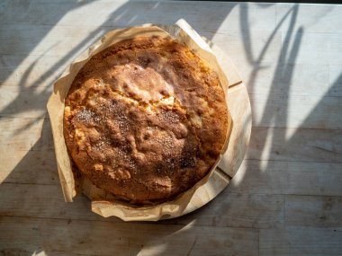 Mutfakta ev yapımı kek.