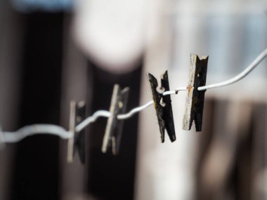 Eski paslı metal mandallar ipte sallanıyor..