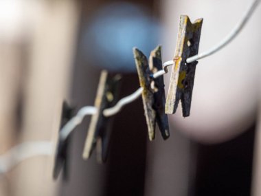 Elbise askıları mağazadaki askılarda asılı.