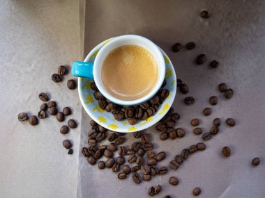 fincan kahve ve kahve çekirdekleri