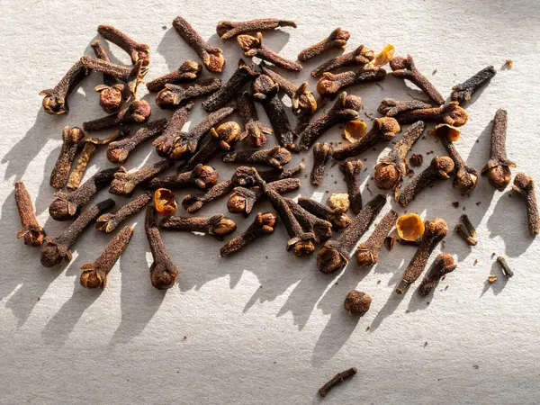 Beyaz arkaplanda anves ve karanfiller