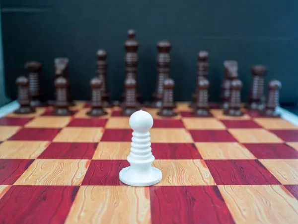 Satranç tahtasının üzerinde satranç taşları, yakın plan.