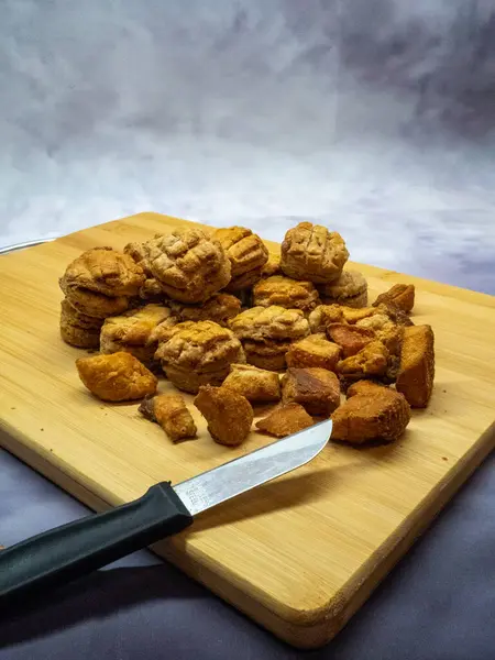 Cevizli taze pişmiş kurabiyelerin dikey çekimi.