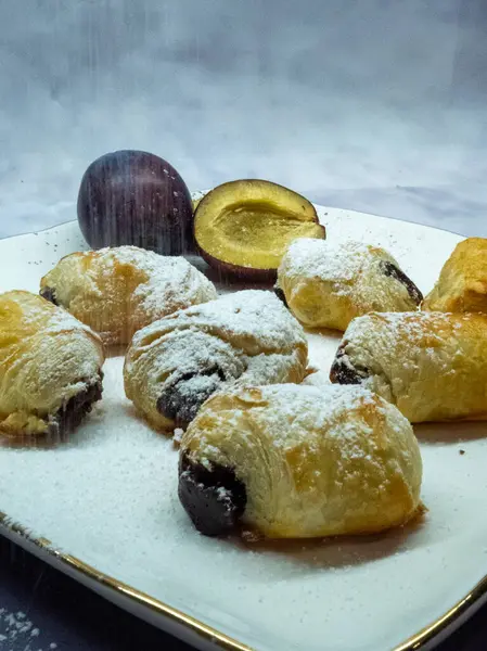 Kuru üzümlü ve çikolatalı taze hamur işi.