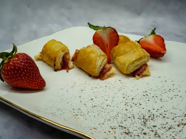 Beyaz arka planda taze ve lezzetli kruvasan.