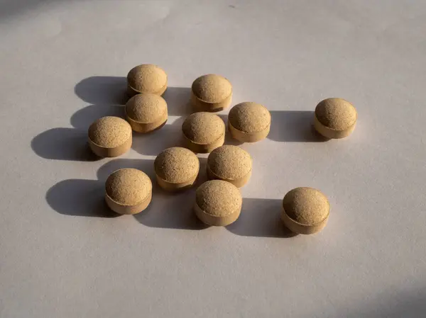 Beyaz arka planda izole hapları