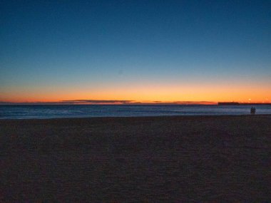 Denizin üzerinde gün doğumu Güzel bir plajla
