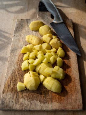 Tahtada patatesle dilimlenmiş patates.