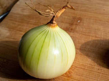 rustik ahşap bir masa üzerinde taze soğan